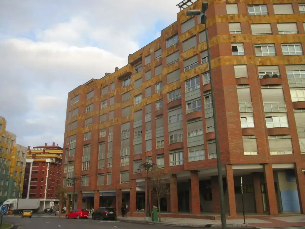Vista exterior de Àtic en venda en Oviedo  amb Terrassa