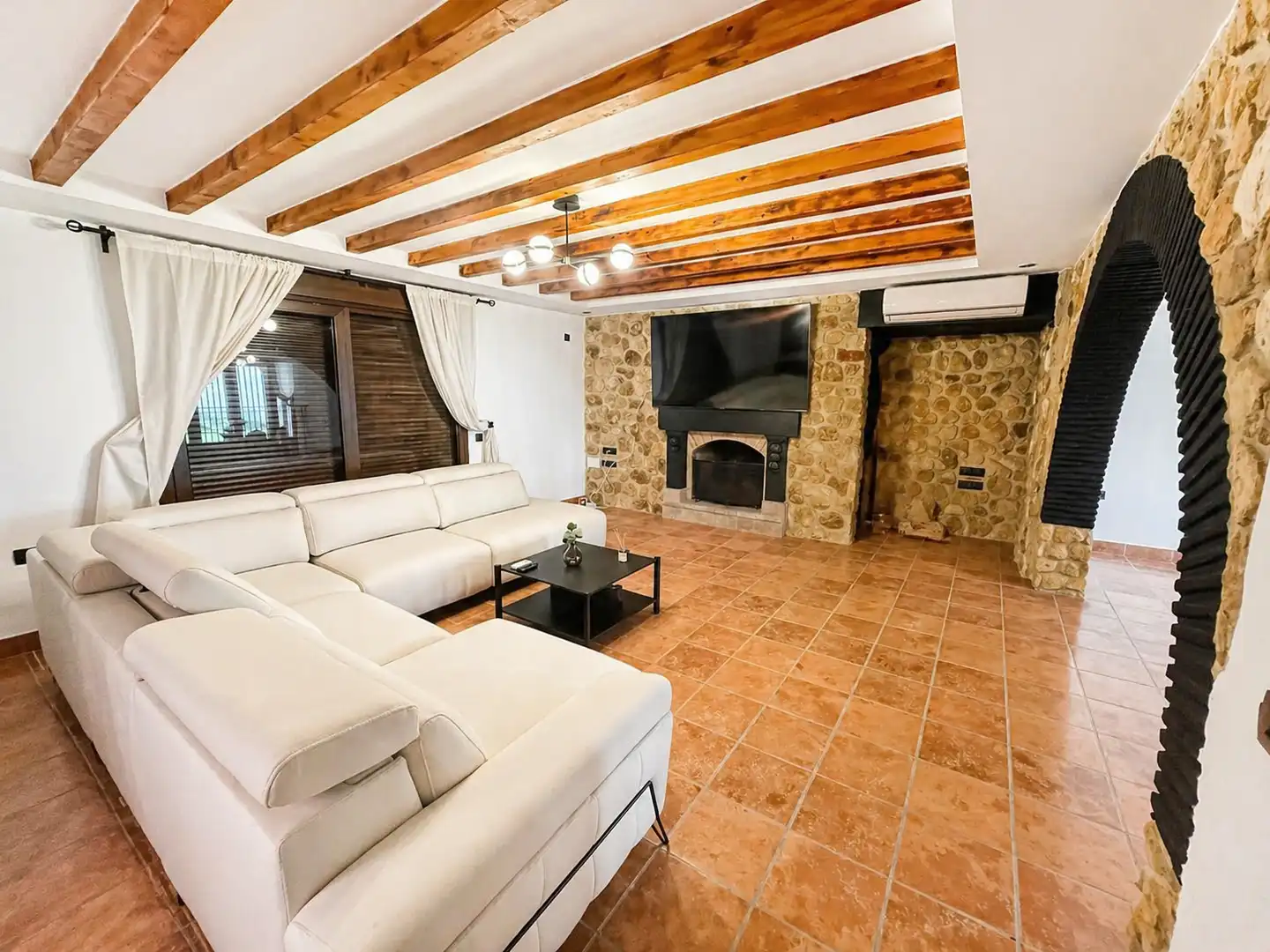 Sala d'estar de Casa o xalet en venda en Arcos de la Frontera amb Aire condicionat, Jardí privat i Terrassa