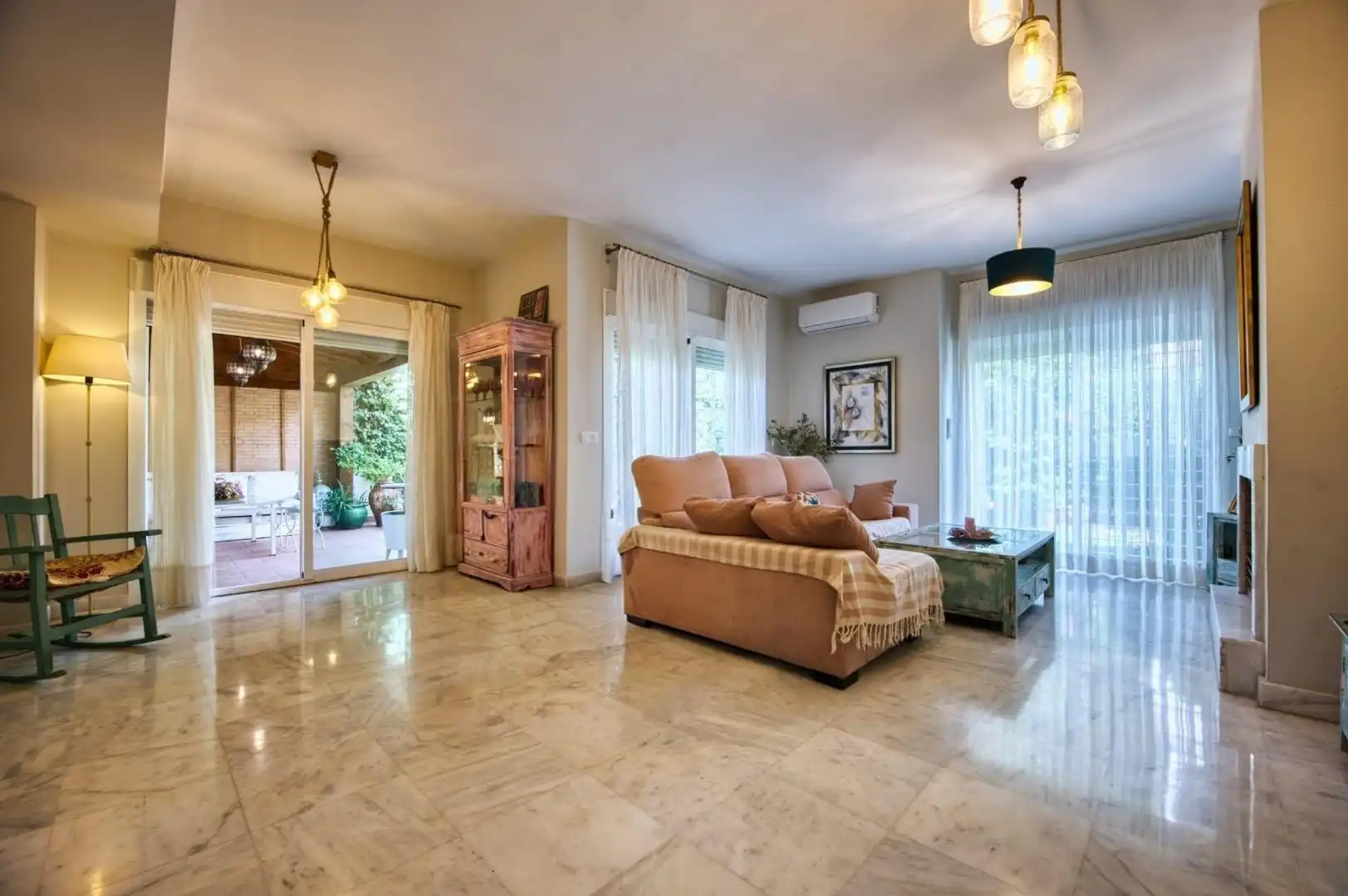 Sala d'estar de Casa adosada en venda en Espartinas amb Aire condicionat, Calefacció i Jardí privat