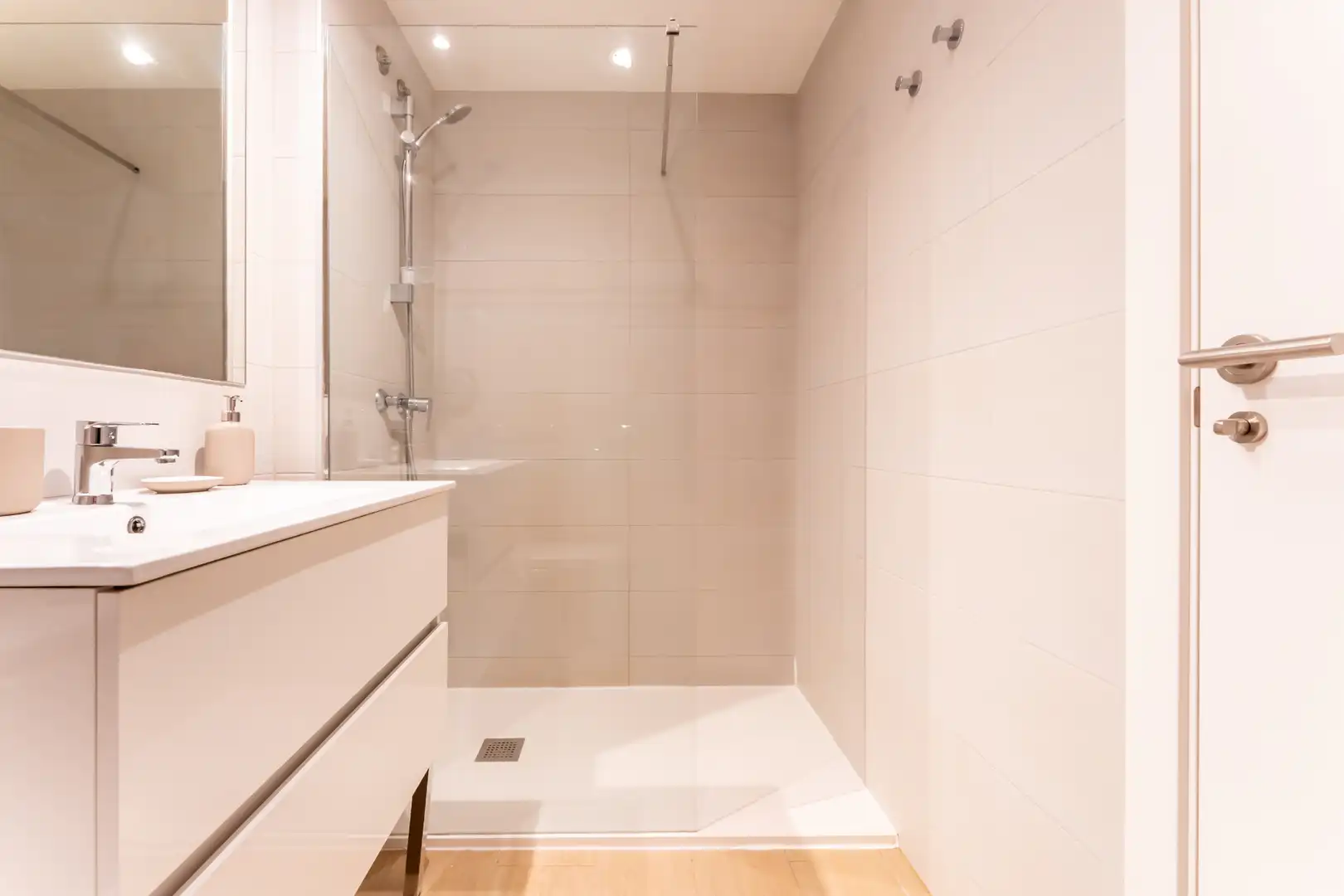 Bathroom of Apartments for rent in Madrid  with Air Conditioner, Heating and Storage room