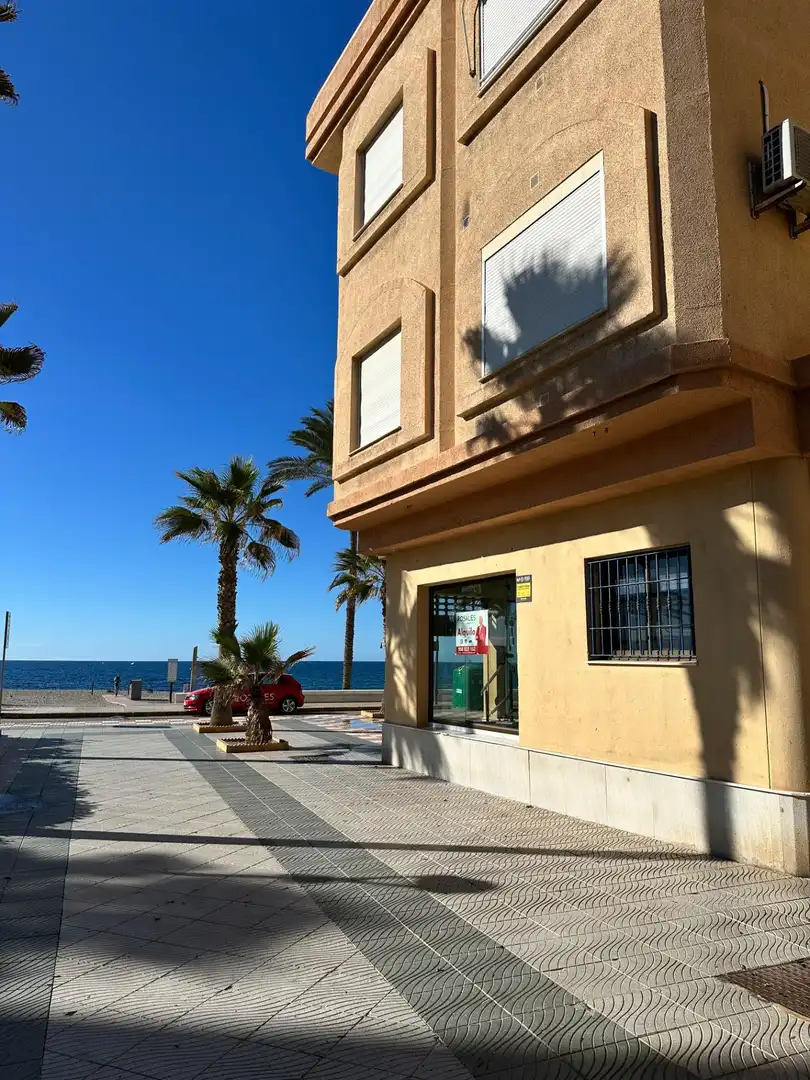 Vista exterior de Local de alquiler en Torrenueva Costa