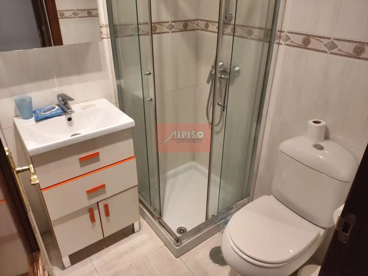 Baño de Piso de alquiler en Ourense Capital  con Calefacción, Parquet y Amueblado