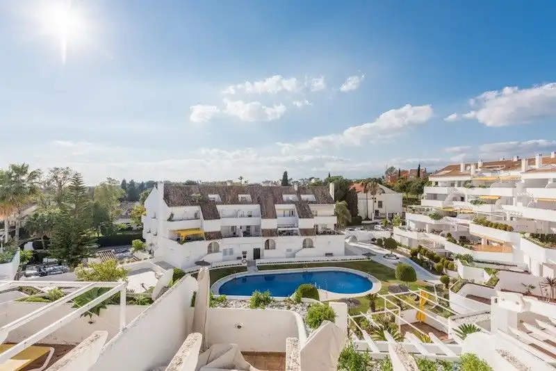 Vista exterior de Apartament en venda en Marbella amb Aire condicionat, Terrassa i Moblat