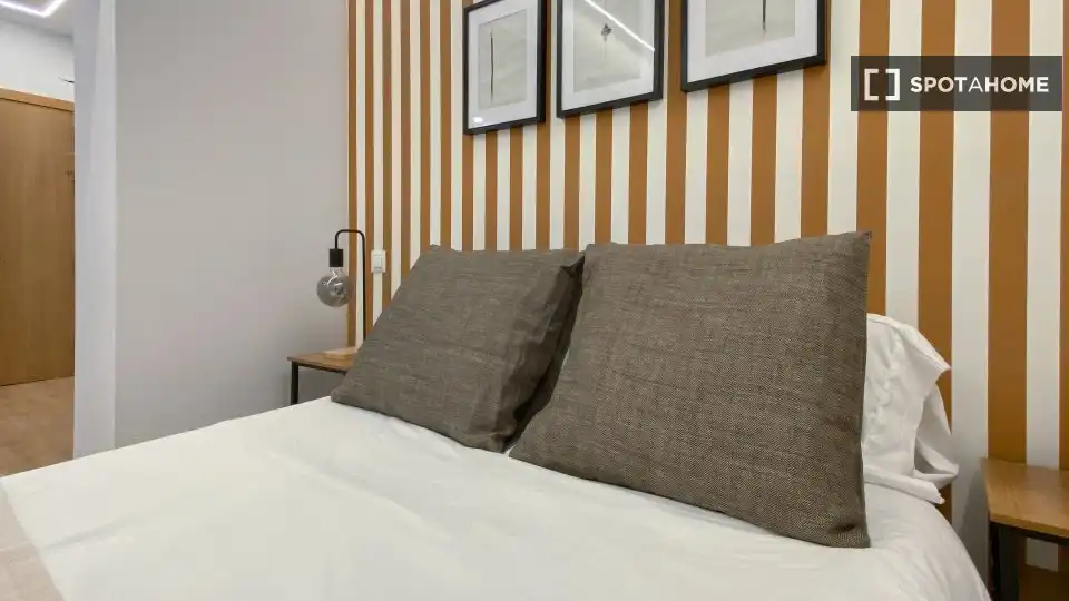 Schlafzimmer von Wohnung zur Miete in Madrid mit Klimaanlage, Heizung und Möbliert