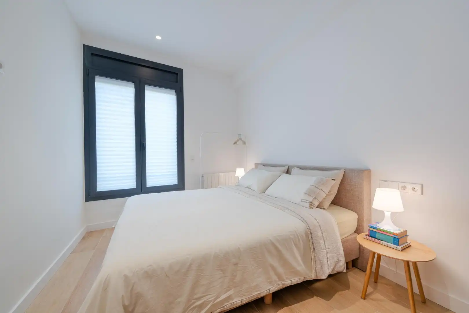 Bedroom of Flat for rent in Girona  with Air Conditioner and Heating