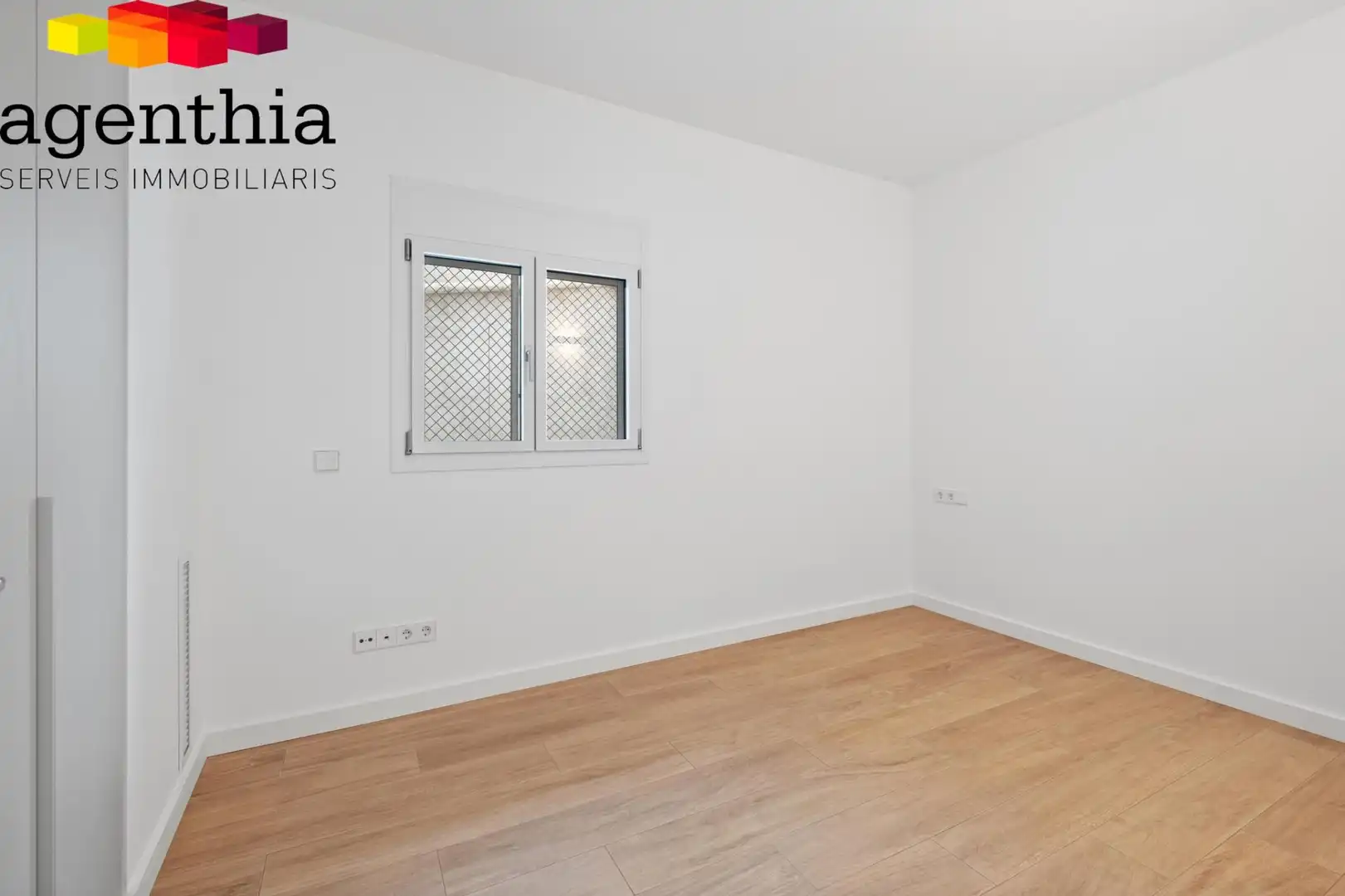 Bedroom of Flat for sale in Girona  with Air Conditioner, Heating and Terrace