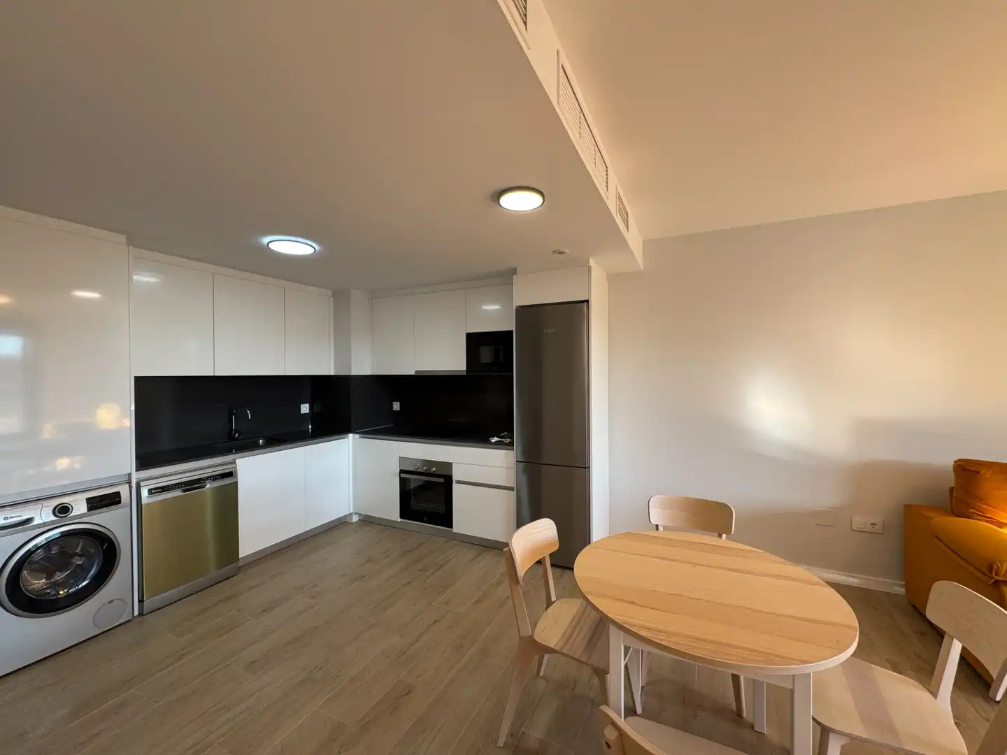 Küche von Wohnung zur Miete in Málaga mit Klimaanlage, Terrasse und Abstellraum