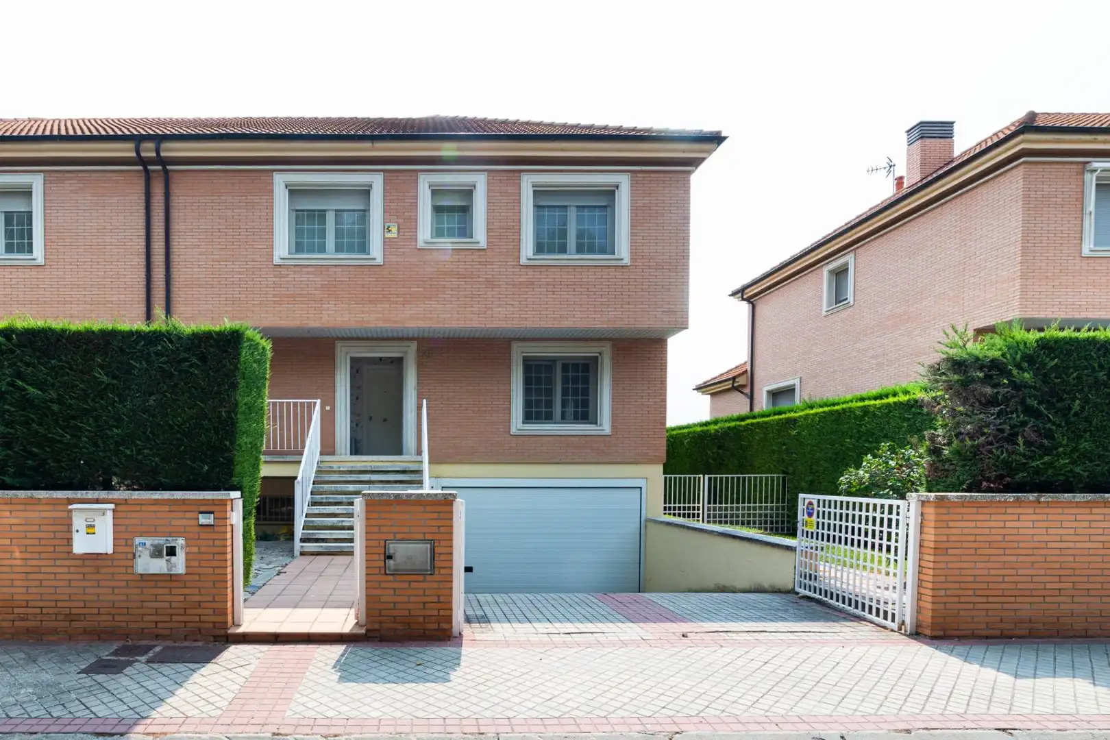 Vista exterior de Casa adosada en venta en Simancas con Calefacción, Jardín privado y Alarma