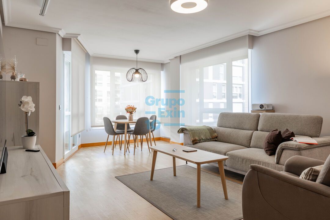 Sala d'estar de Pis en venda en Donostia - San Sebastián  amb Calefacció, Terrassa i Traster