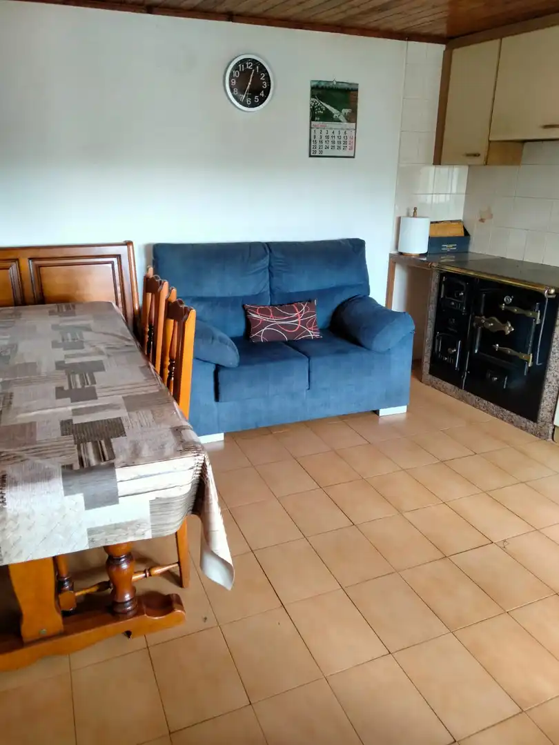 Sala d'estar de Casa o xalet en venda en Becerreá amb Moblat