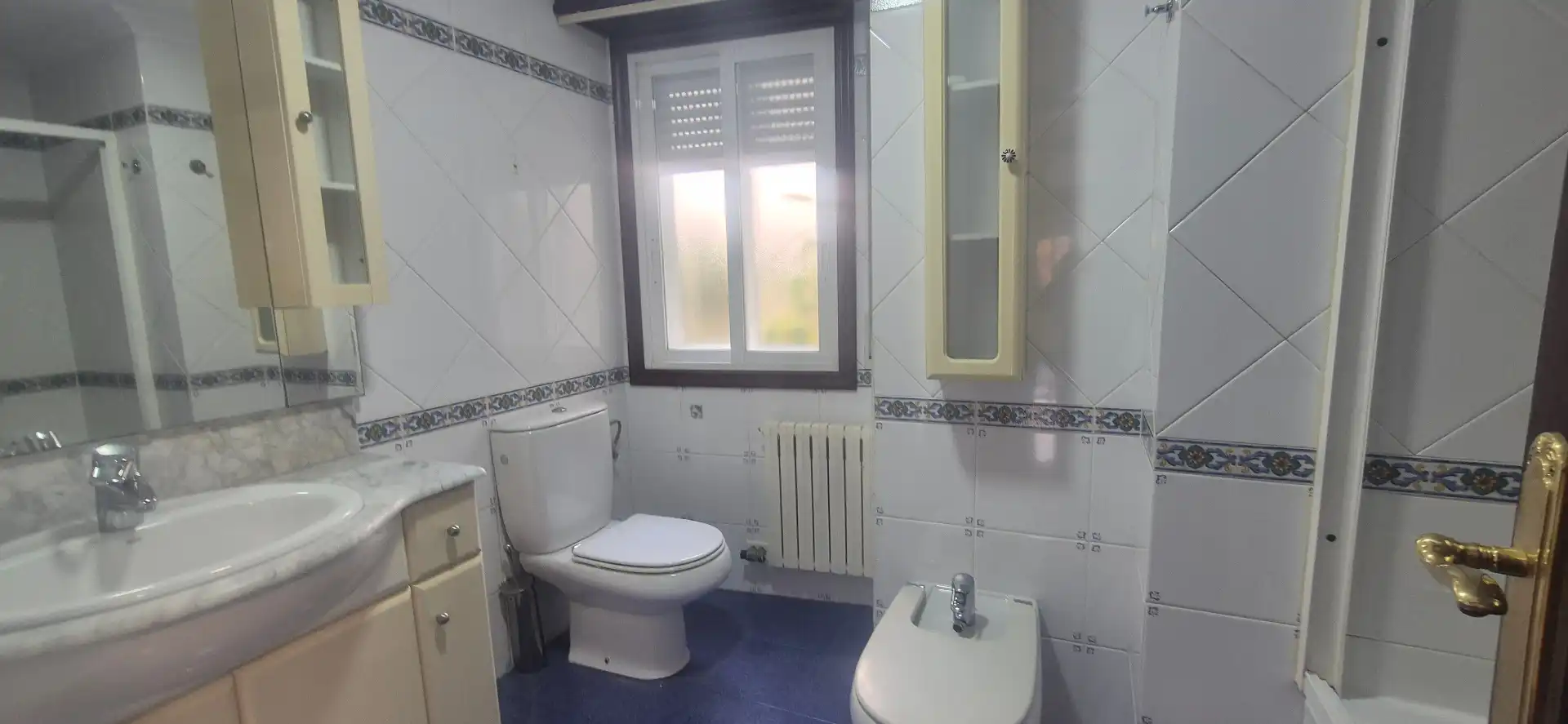 Bathroom of Flat for rent in Vigo   with Heating, Parquet flooring and Storage room