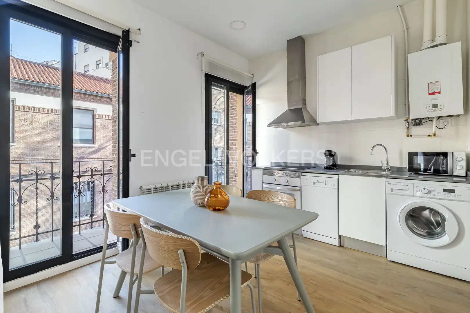 Cuina de Apartament de lloguer en Madrid amb Aire condicionat, Calefacció i Moblat