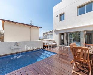 Terrasse von Einfamilien-Reihenhaus miete in Sant Pere de Ribes mit Klimaanlage und Schwimmbad