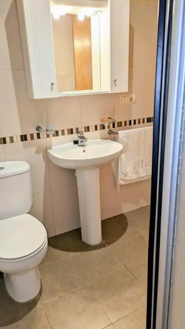 Badezimmer von Wohnung zur Miete in Boiro mit Parkett, Möbliert und Ofen
