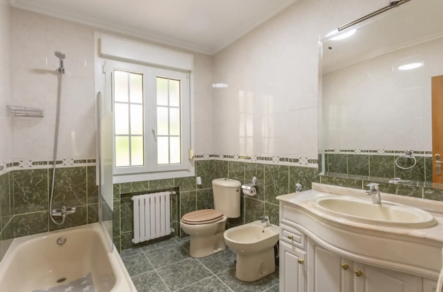 Bany de Casa o xalet en venda en Gijón  amb Calefacció, Parquet i Terrassa