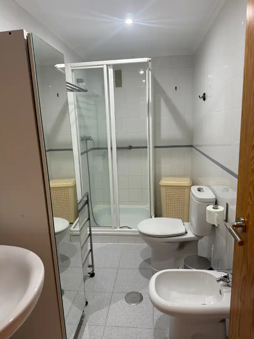 Baño de Apartamento en venta en Badajoz con Aire acondicionado, Lavadora y Microondas