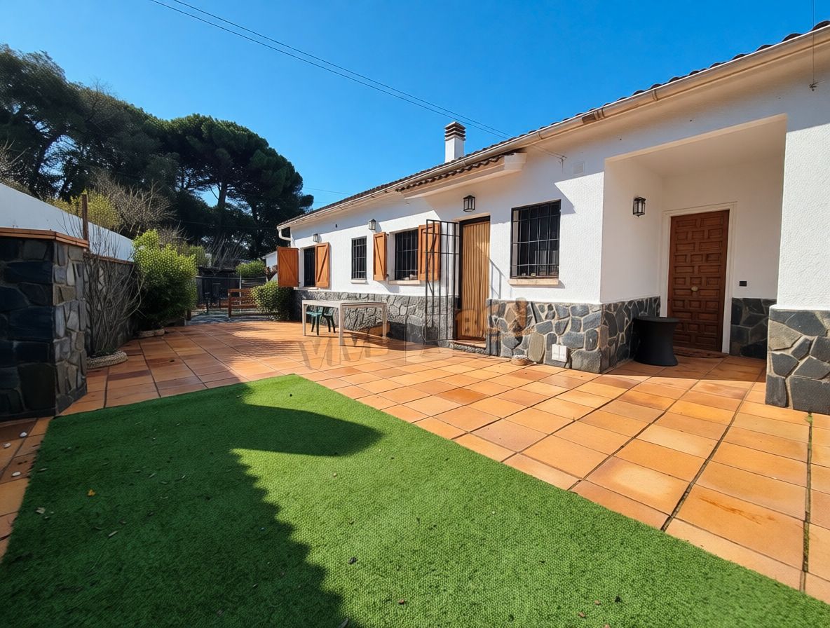 Exterior view of House or chalet for sale in Vallgorguina  with Heating, Private garden and Parquet flooring