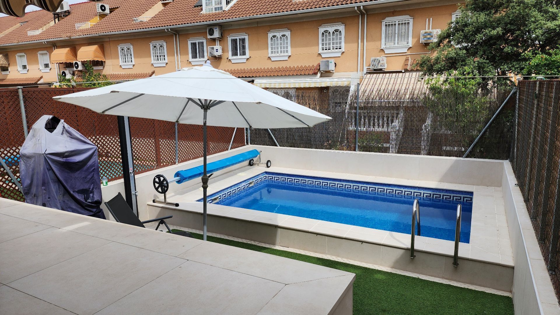 Swimming pool of Single-family semi-detached for sale in Getafe  with Air Conditioner, Heating and Private garden
