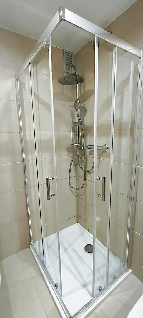 Badezimmer von Wohnung zum Verkauf in Badalona mit Klimaanlage, Heizung und Parkett