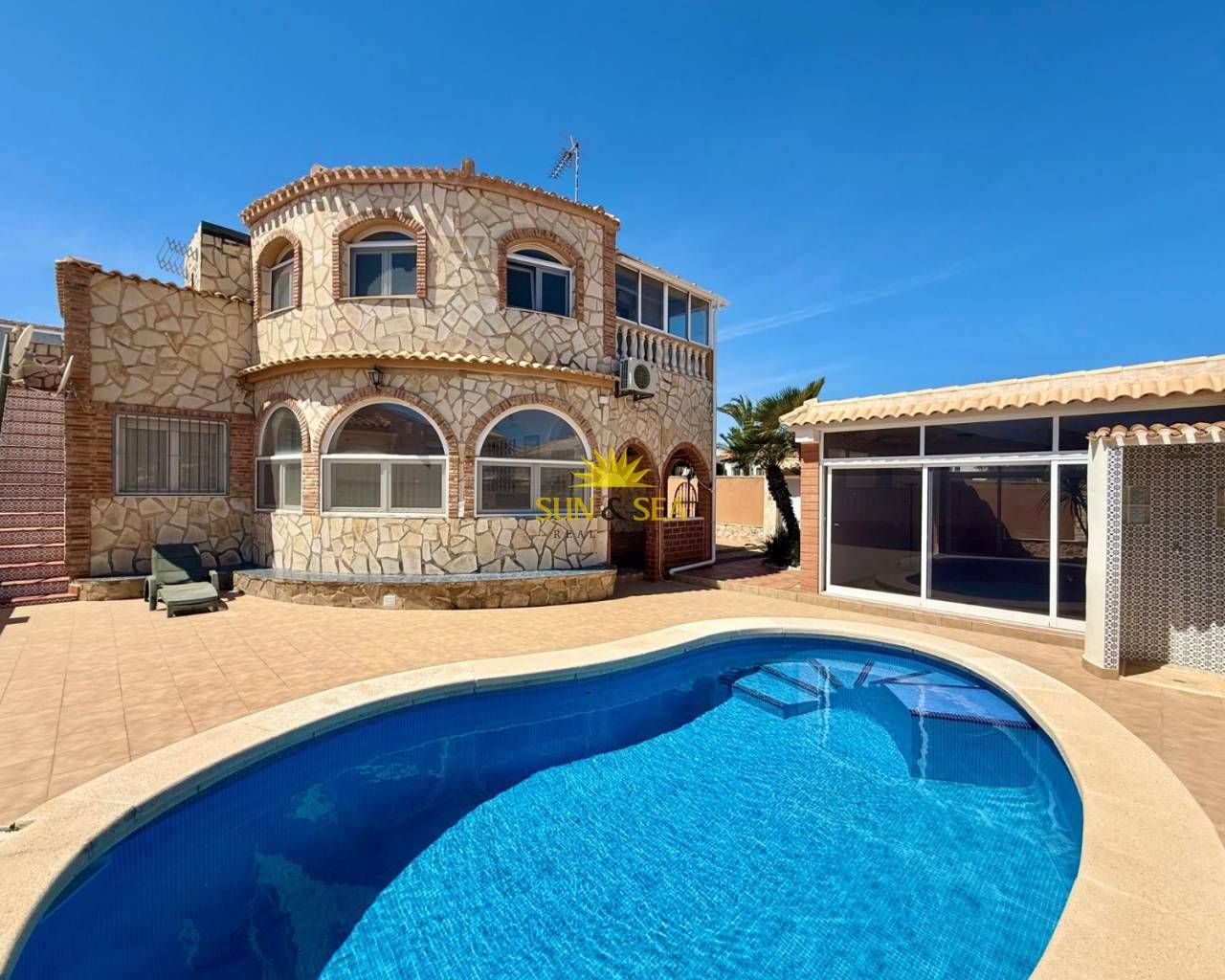 Vista exterior de Casa o xalet en venda en Orihuela amb Aire condicionat, Calefacció i Jardí privat