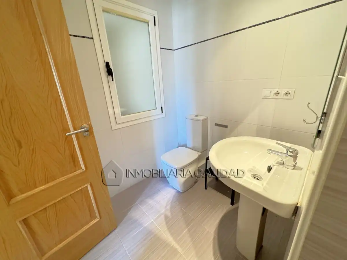 Baño de Piso en venta en Burgos con Calefacción, Trastero y Piscina