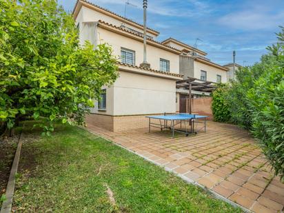 Jardí de Casa adosada en venda en Gines amb Aire condicionat, Calefacció i Jardí privat