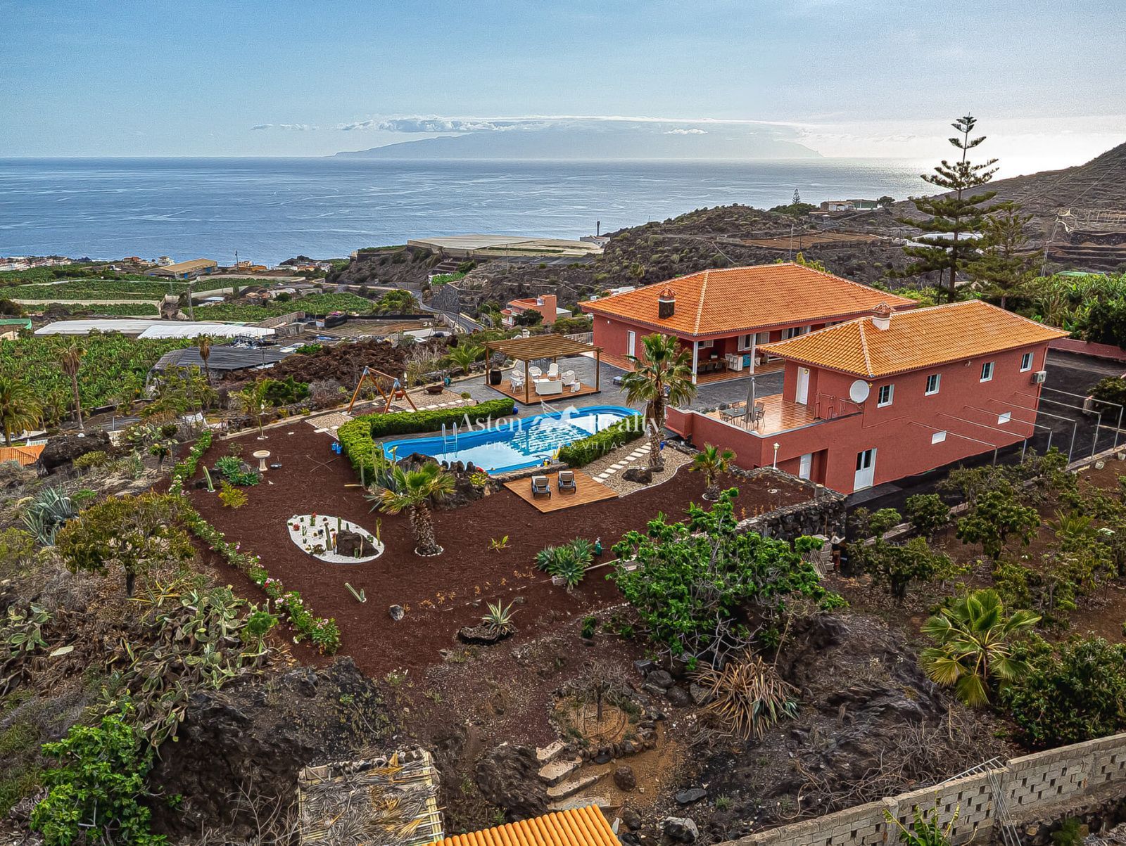 Vista exterior de Casa o xalet en venda en Santiago del Teide amb Aire condicionat, Calefacció i Piscina