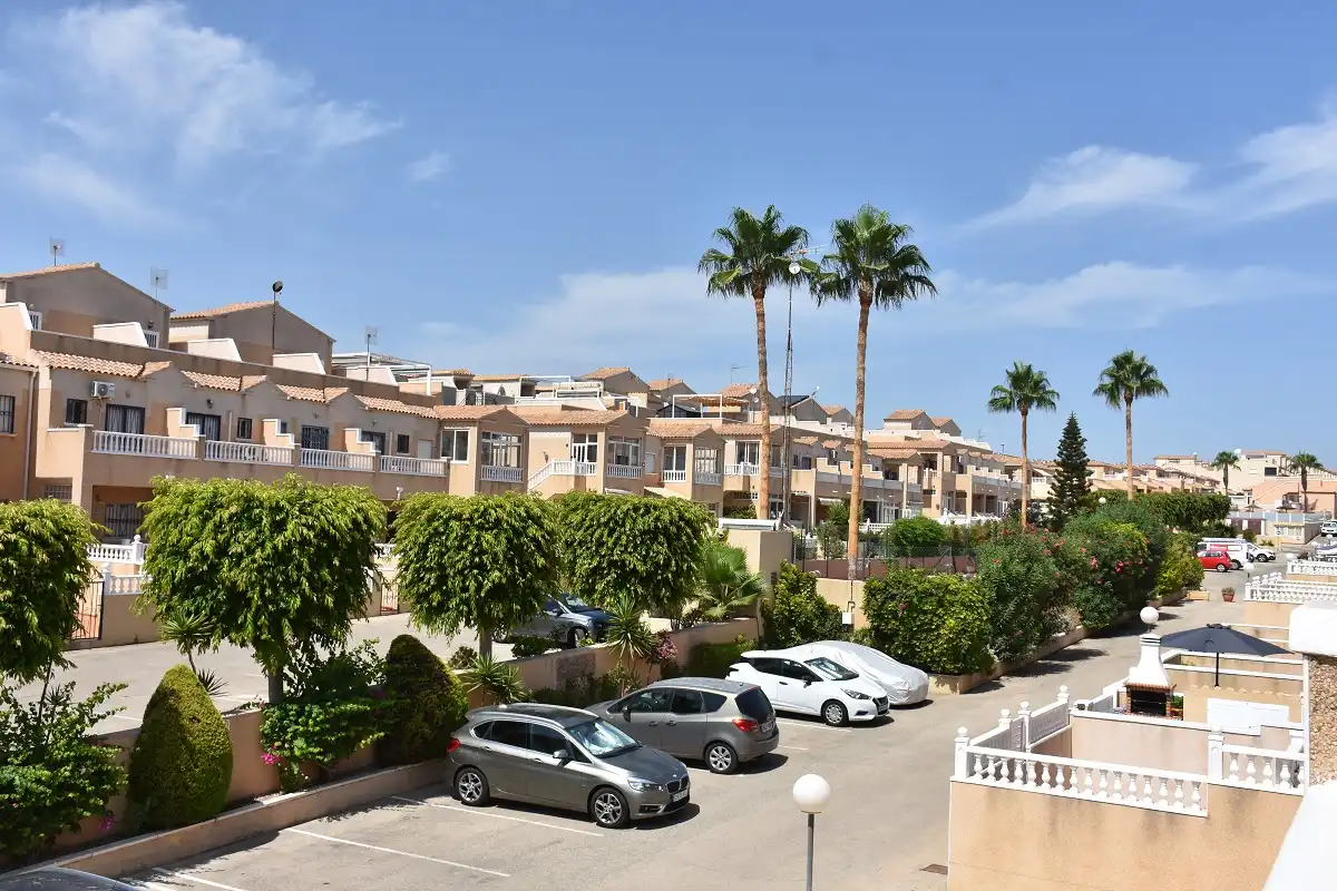 Vista exterior de Dúplex en venta en Orihuela con Terraza, Piscina y Amueblado