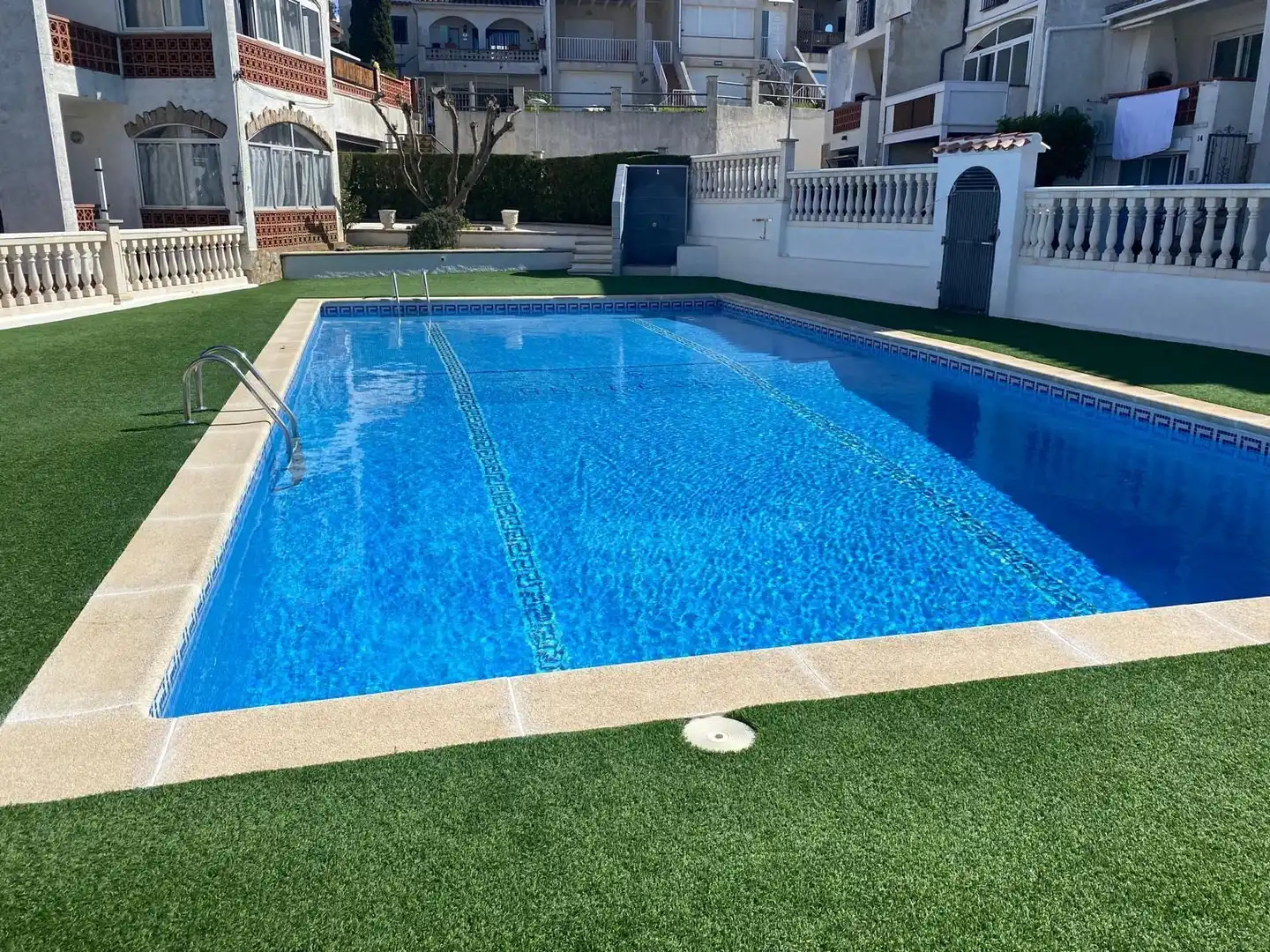 Piscina de Casa adosada en venda en Roses amb Aire condicionat, Jardí privat i Terrassa