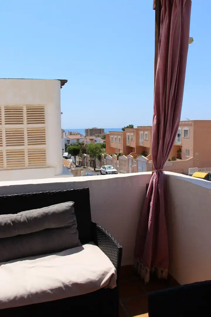 Vista exterior de Casa adosada en venda en Roquetas de Mar amb Terrassa i Piscina