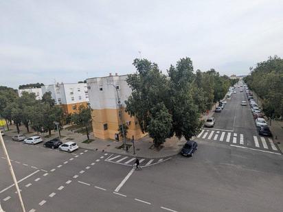 Außenansicht von Wohnung zum verkauf in  Sevilla Capital mit Terrasse und Balkon