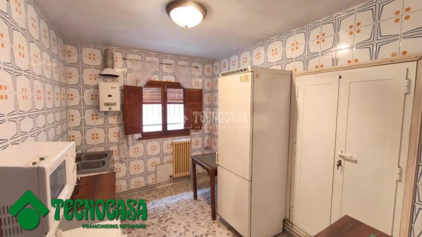 Küche von Einfamilien-Reihenhaus zum Verkauf in La Puebla de Montalbán mit Heizung, Privatgarten und Terrasse