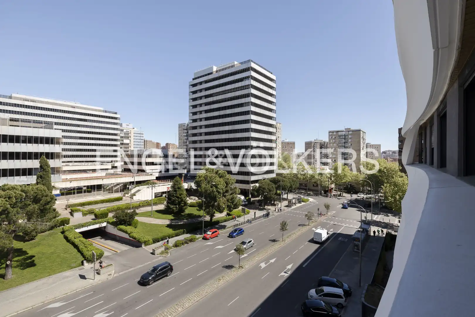 Außenansicht von Wohnung zum Verkauf in Madrid mit Klimaanlage, Heizung und Privatgarten