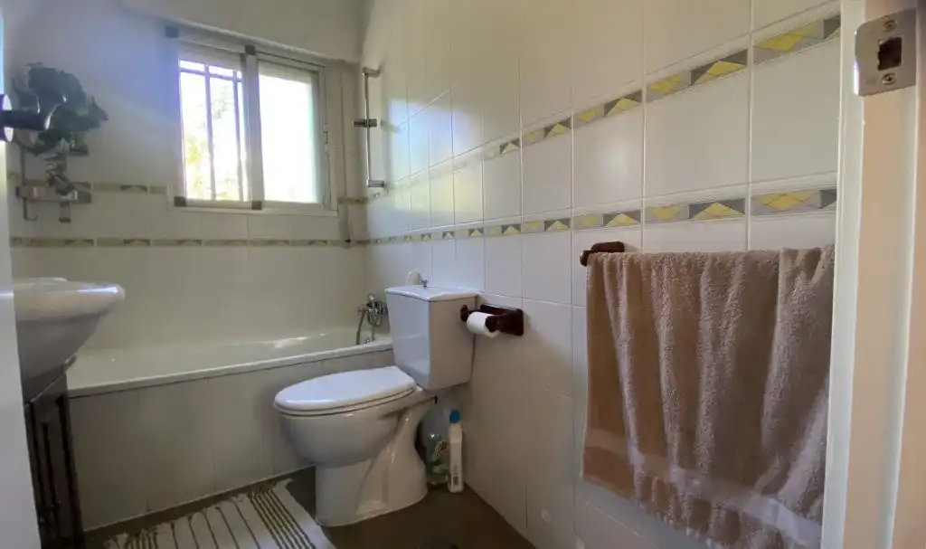 Bany de Casa o xalet en venda en Cadalso de los Vidrios amb Aire condicionat, Calefacció i Jardí privat