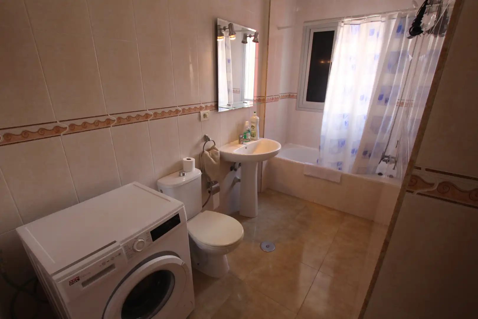 Badezimmer von Wohnung zum Verkauf in Arona mit Möbliert, Ofen und Waschmaschine