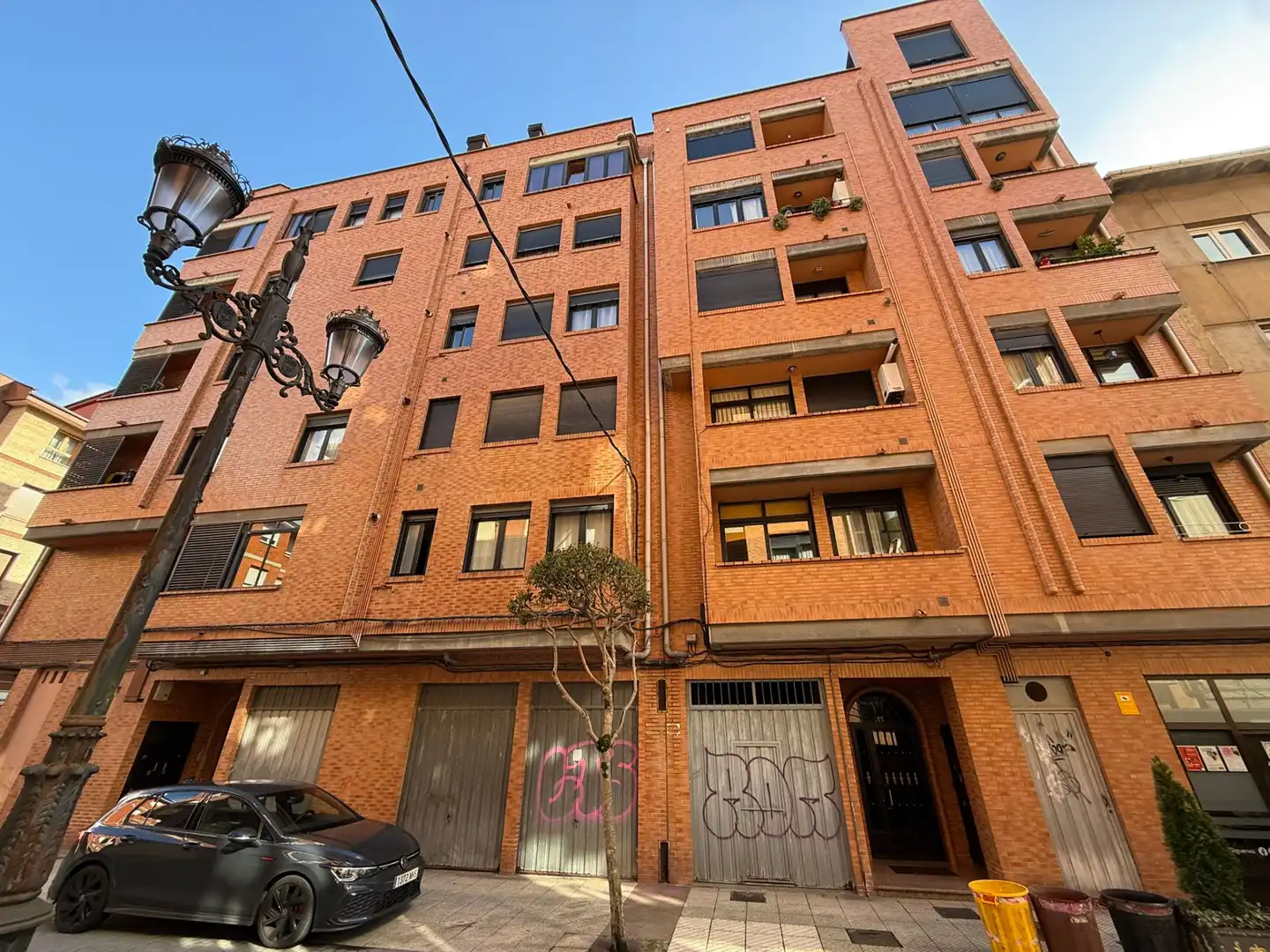 Außenansicht von Wohnung zum Verkauf in Oviedo  mit Heizung, Terrasse und Abstellraum