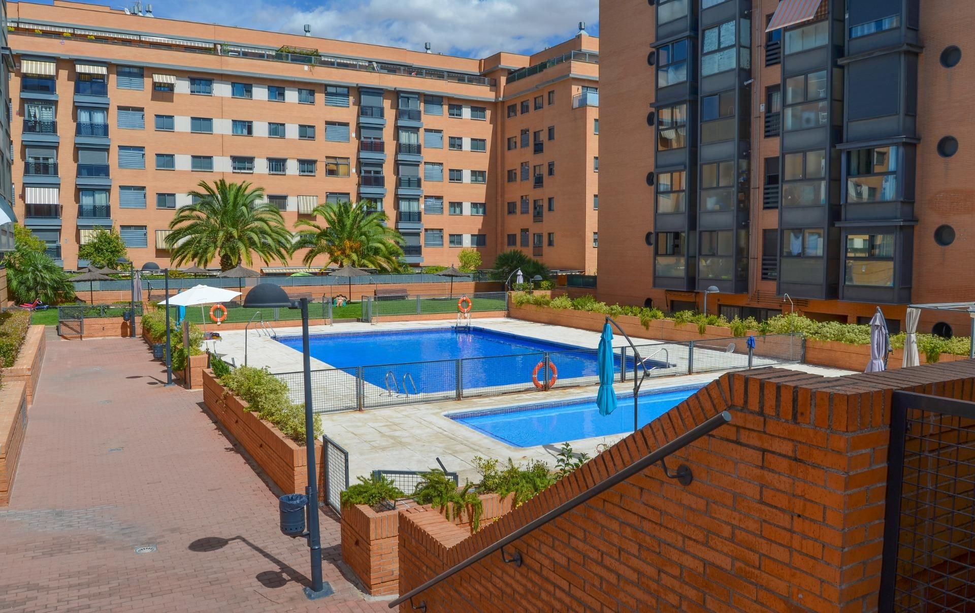 Piscina de Apartament de lloguer en  Madrid Capital amb Aire condicionat, Calefacció i Jardí privat