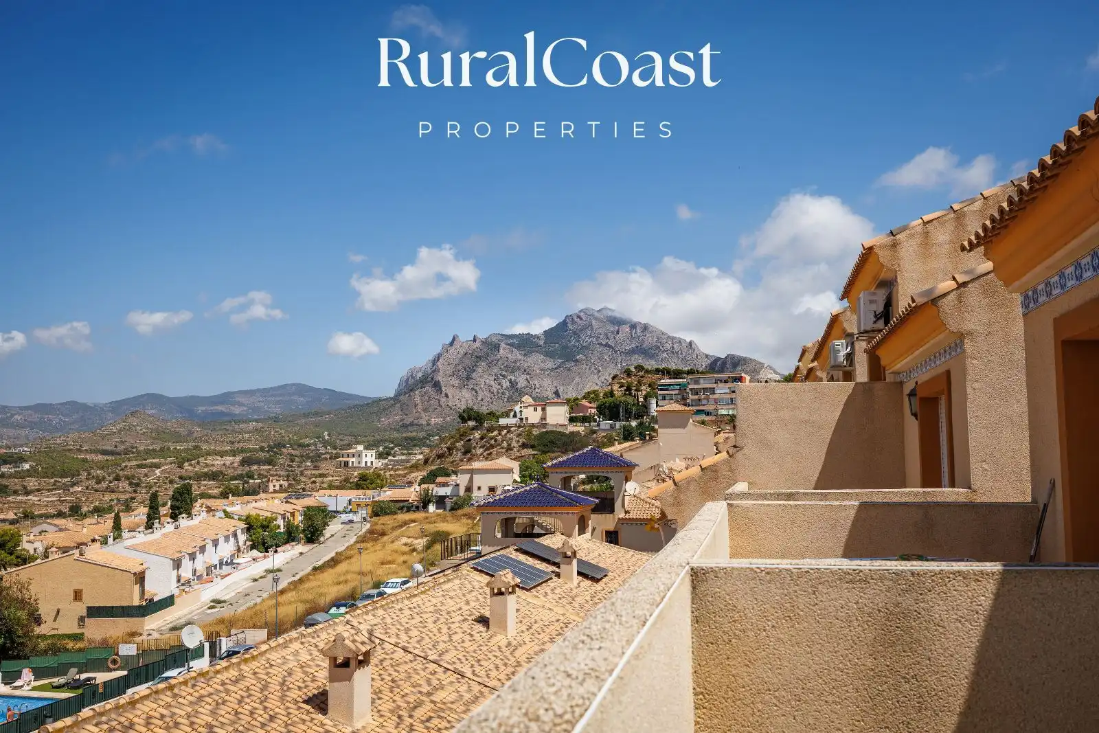 Vista exterior de Casa adosada en venda en Busot amb Jardí privat, Piscina i Piscina comunitària