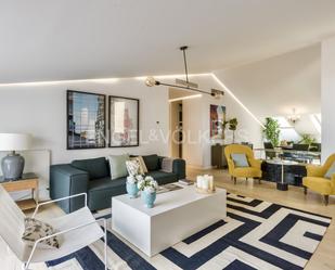 Sala d'estar de Àtic en venda en  Madrid Capital amb Aire condicionat i Terrassa