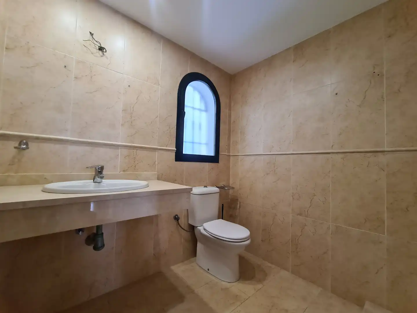 Baño de Casa adosada en venta en Manilva con Terraza, Jacuzzi y Internet