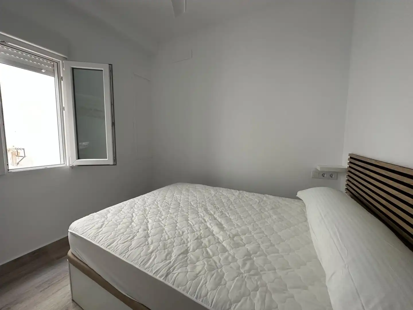 Dormitori de Apartament de lloguer en Sevilla amb Aire condicionat i Moblat
