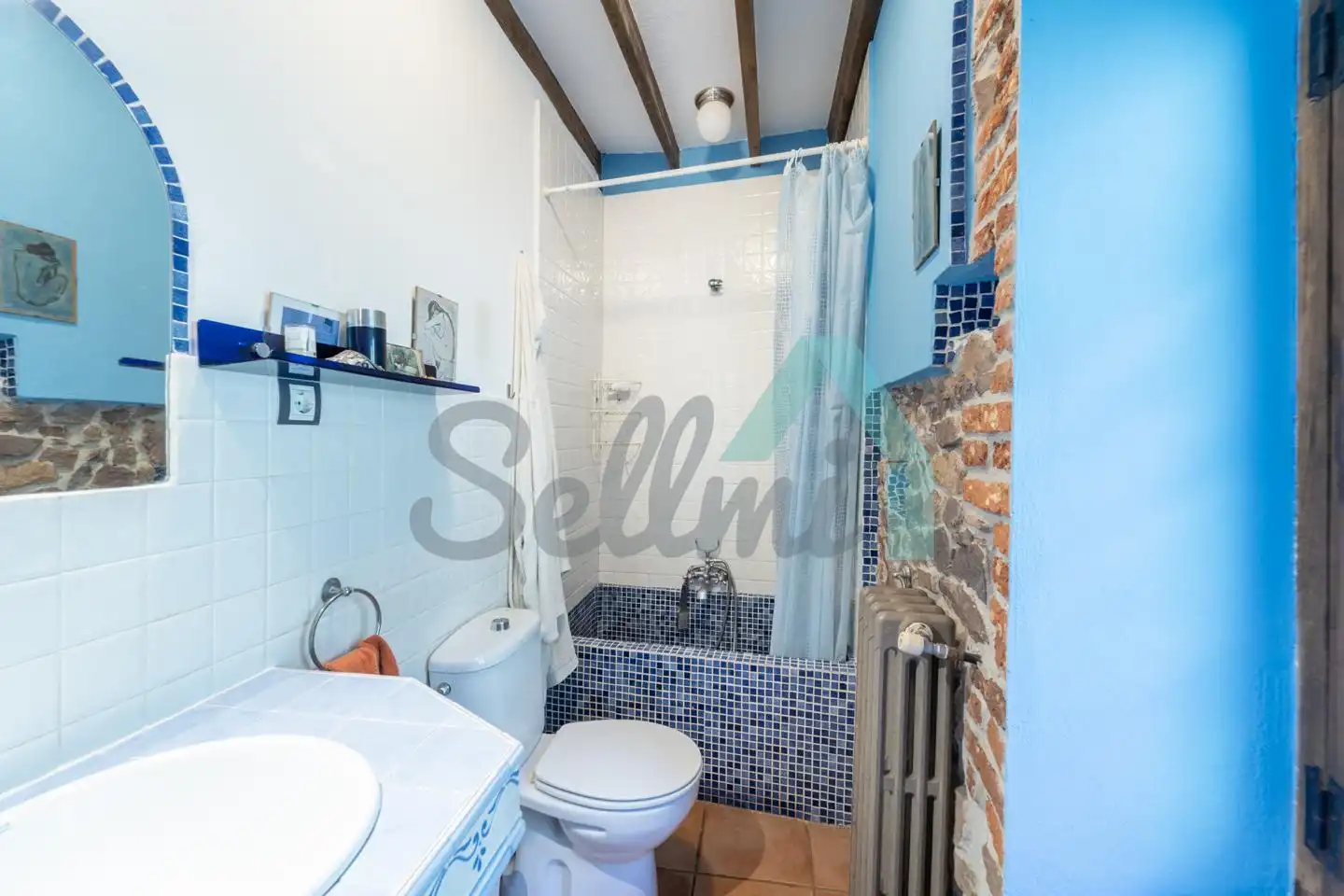 Badezimmer von Einfamilien-Reihenhaus zum Verkauf in Carreño mit Heizung, Privatgarten und Parkett
