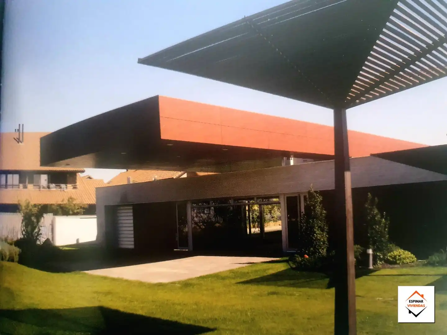 Außenansicht von Einfamilien-Reihenhaus zum Verkauf in Villanueva de Gállego mit Heizung, Privatgarten und Terrasse