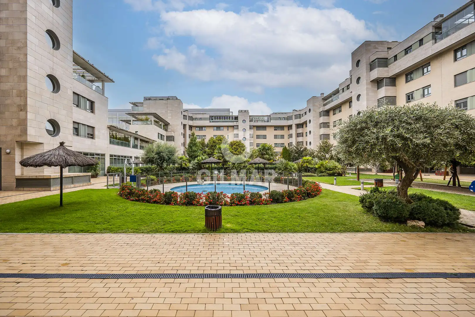 Exterior view of Flat for sale in Madrid  with Heating, Private garden and Storage room