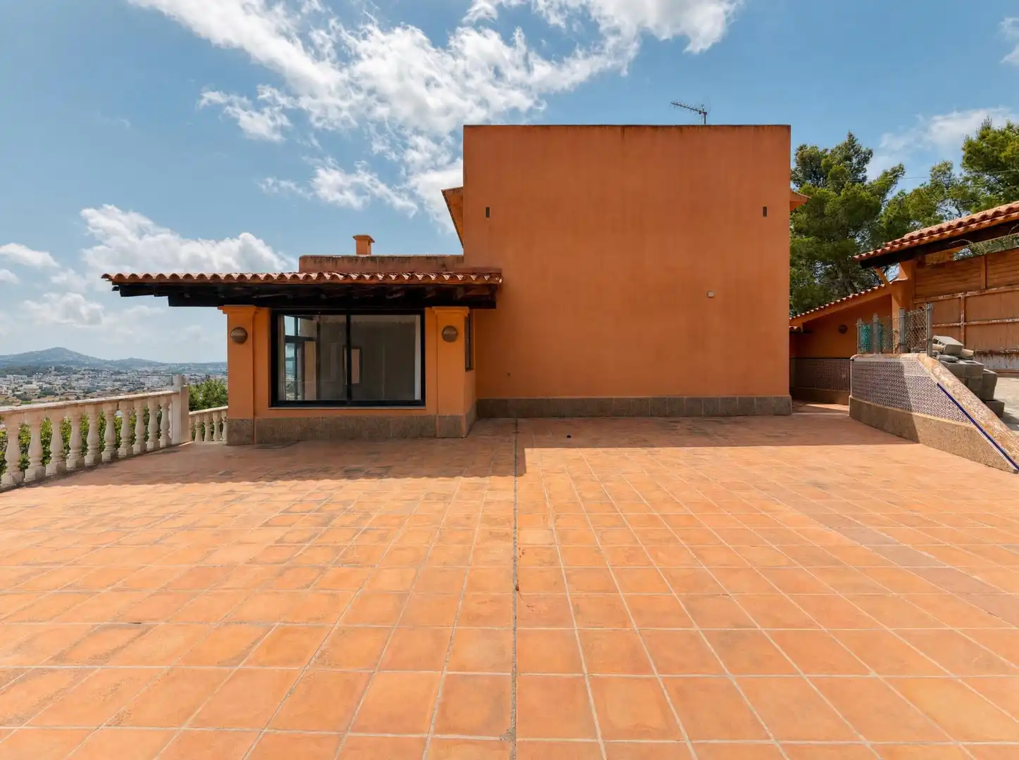 Vista exterior de Casa o xalet en venda en Santa Eulària des Riu amb Jardí privat, Terrassa i Traster
