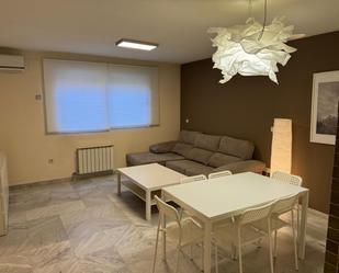 Living room of Flat to rent in  Granada Capital  with Air Conditioner, Furnished and Oven