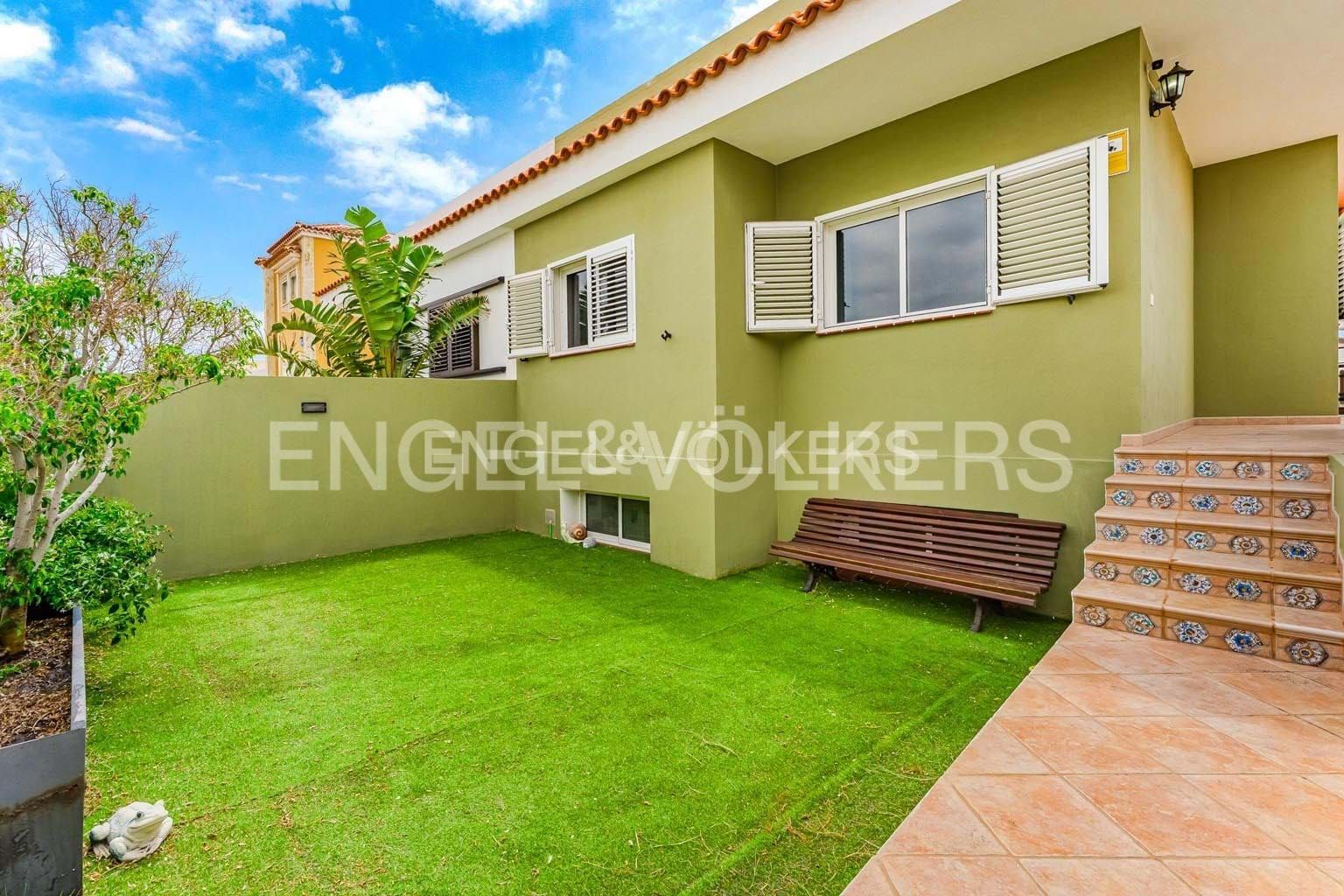 Vista exterior de Casa o xalet en venda en Granadilla de Abona amb Terrassa, Moblat i Jacuzzi