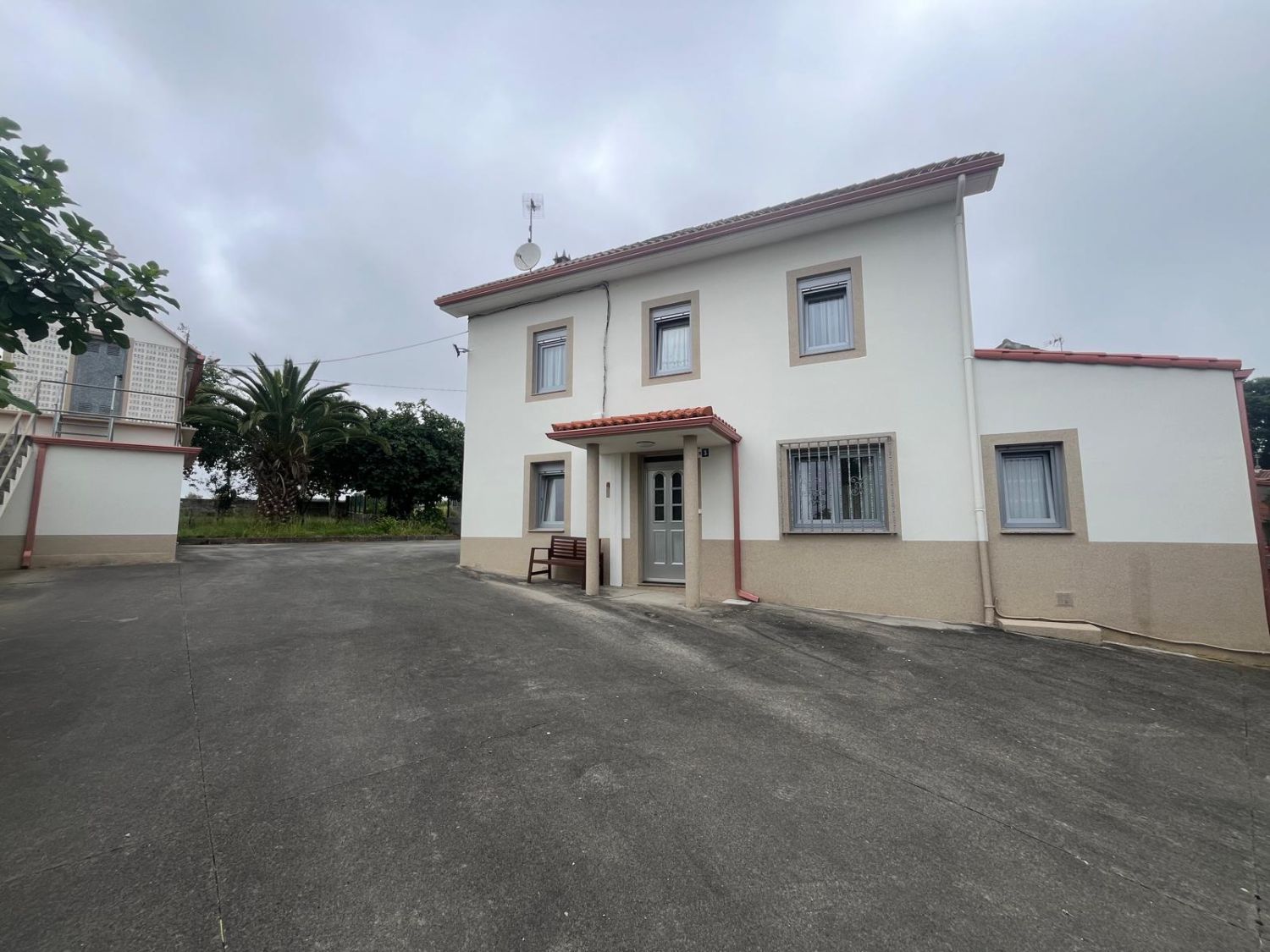 Vista exterior de Casa o xalet en venda en Carballo amb Terrassa, Traster i Moblat