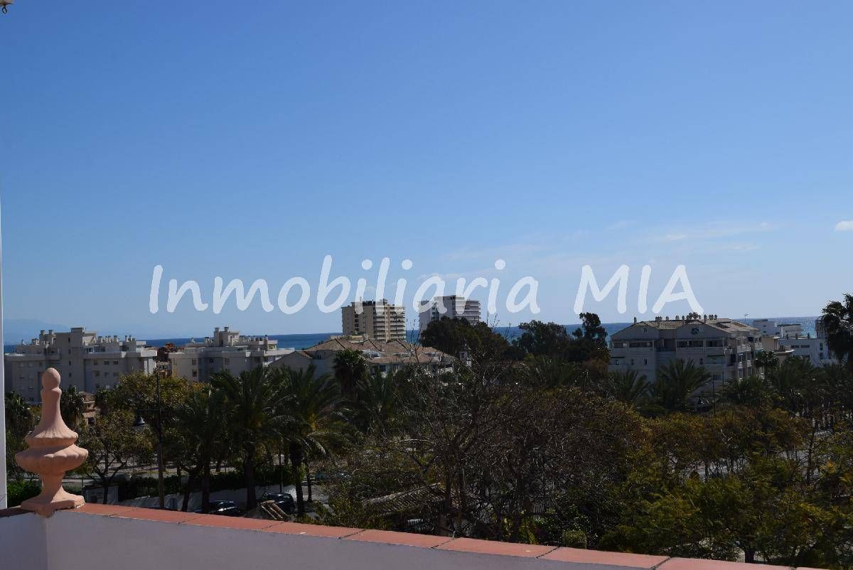Vista exterior de Casa o xalet en venda en Torremolinos amb Aire condicionat, Terrassa i Traster