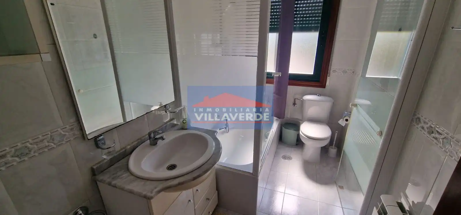 Bany de Casa o xalet en venda en Cangas  amb Calefacció, Terrassa i Traster